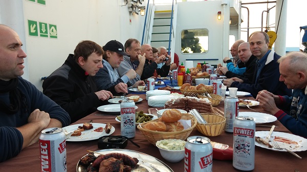 Notre commandant en pleine discussion avec son équipage
