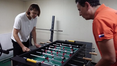 Paul, concentré, tente de vaincre le champion en titre j'ai nommé Tom. Impossible d'arrêter les balles qui fusent vitesse grand V. Tom nous laisse toujours un peu d'avance, un peu d'espoir, et puis finalement nous rétame en trois coups de cuillère à pot.