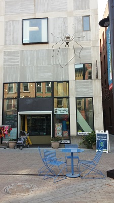 Dans le piétonnier une araignée