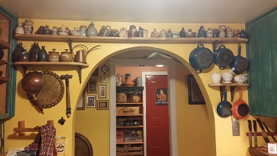 La jolie cuisine pleine d'épices