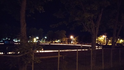Des gens marchent de nuit autour d'une piste de 400m. Intrigant&nbsp;!
