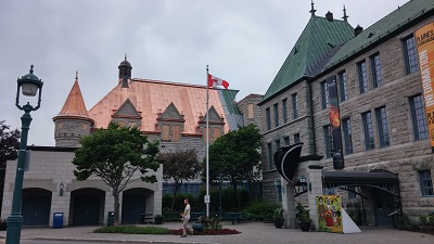 Le musée des Plaines d'Abraham à droite,<br/>et le Manège Militaire au toit de cuivre flambant neuf à gauche