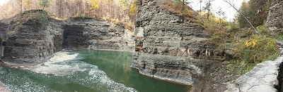 Du joli pont de pierre donnant vue sur la Genesse river, à droite il y a la troisième chute, à gauche c'est le mystère et l'eau verte qui stagne dans les circonvolutions de la roche. Paul s'imagine déjà cachant son repaire de super-méchant dans ce cadre mystique.
