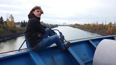 Je n'ai pas autant de grâce que Christine, à califourchon sur la proue de notre navire !