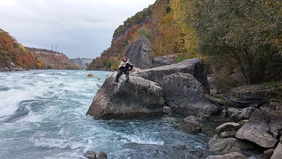 Assis sur son rocher, l'homme contemple...