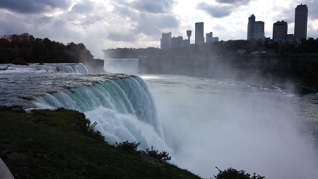 De jour, les bâtiments passent un peu plus inaperçus!