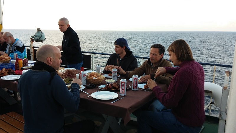 Stefan est assis à gauche de Paul, Tom et son fils Tjerk à sa droite.