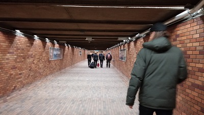 En sortant du métro, de longs couloirs nous attendent
