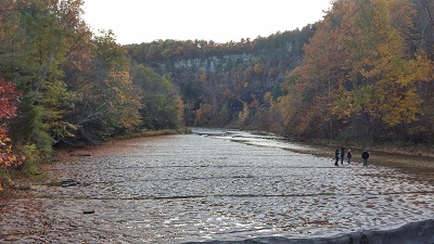 Les nombreux trous dans le calcaire du fond du canyon sont causés par l'acidité de la pluie&nbsp;!