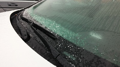 Il reste de la neige sur le pare-brise